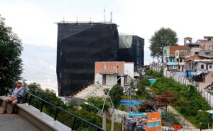 Las 'cajas' de la Biblioteca España cubiertas por lona (Foto tomada de El Tiempo)